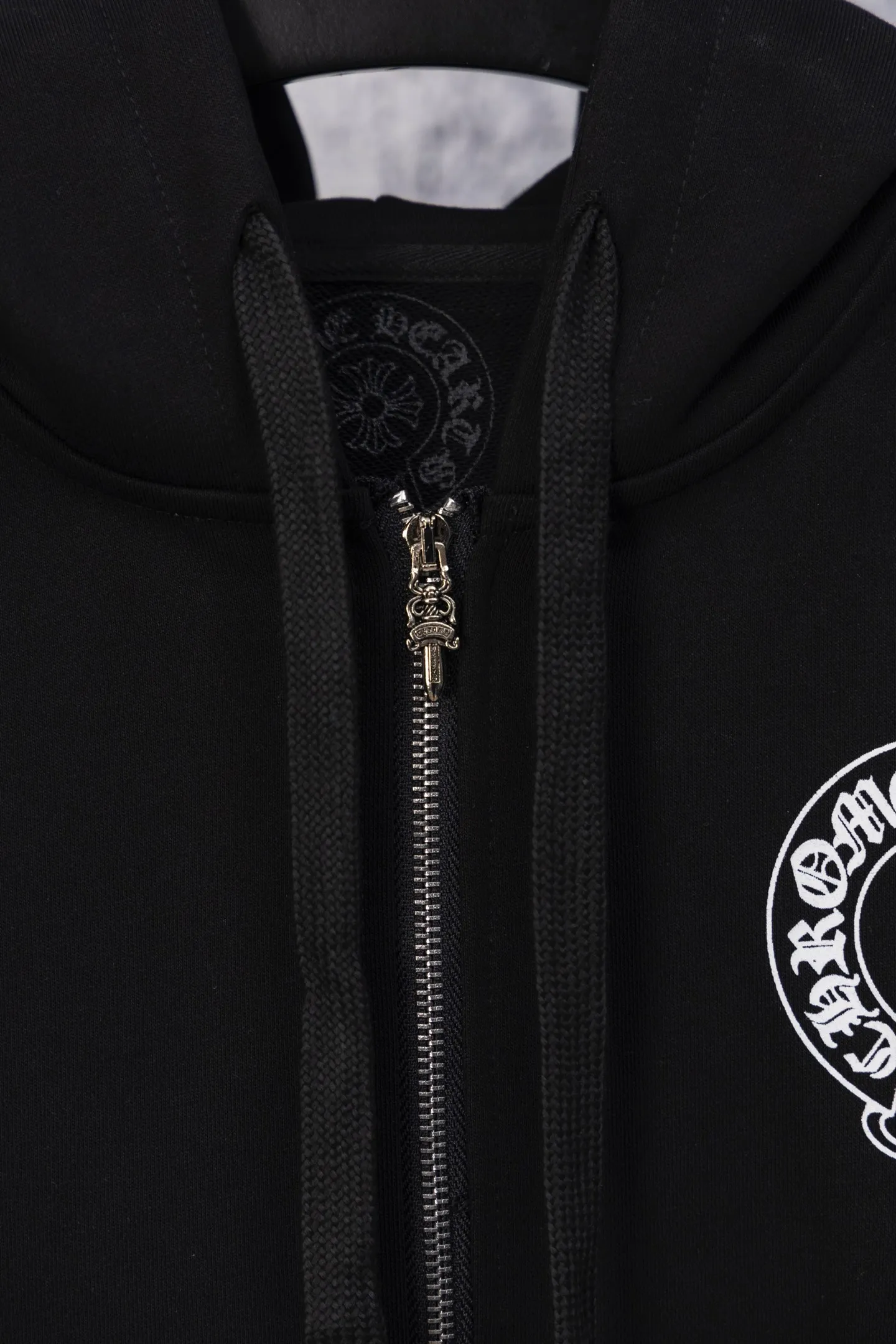 P250 ChromeHearts CH ChromeHearts 25 early autumn flower arm horseshoe zipper cardigan hooded sweatshirt Sanskrit letter rattan flower cross horseshoe hooded sweatshirt The fabric is made of 440g pure cotton terry with matching threads, imported printing, original customization, hardware, soft and skin-friendly. The workmanship is meticulous and the thickness is moderate. The webbing on the back collar extends to the shoulder for reinforcement. The connection between the wellhead and the shoulder is reinforced. The whole body is made with thousands of needle embroidery techniques. It is more compliant and stylish with clothes. It is a hot item of the season. The original customized accessories are complete with three standards. It will look handsome with any combination. The os drop shoulder version and loose version. Color: Black White Size: S M L XL